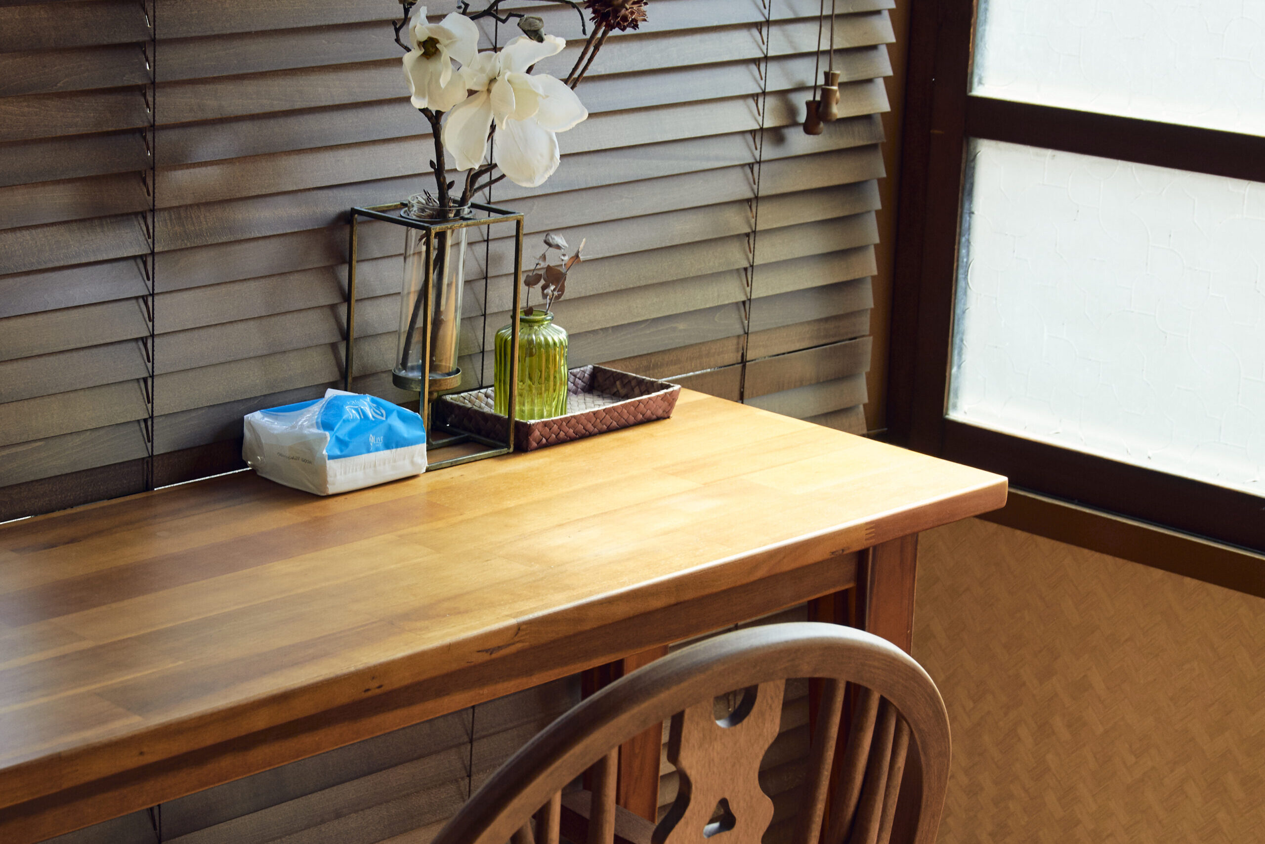 Work space with desk at Izumian